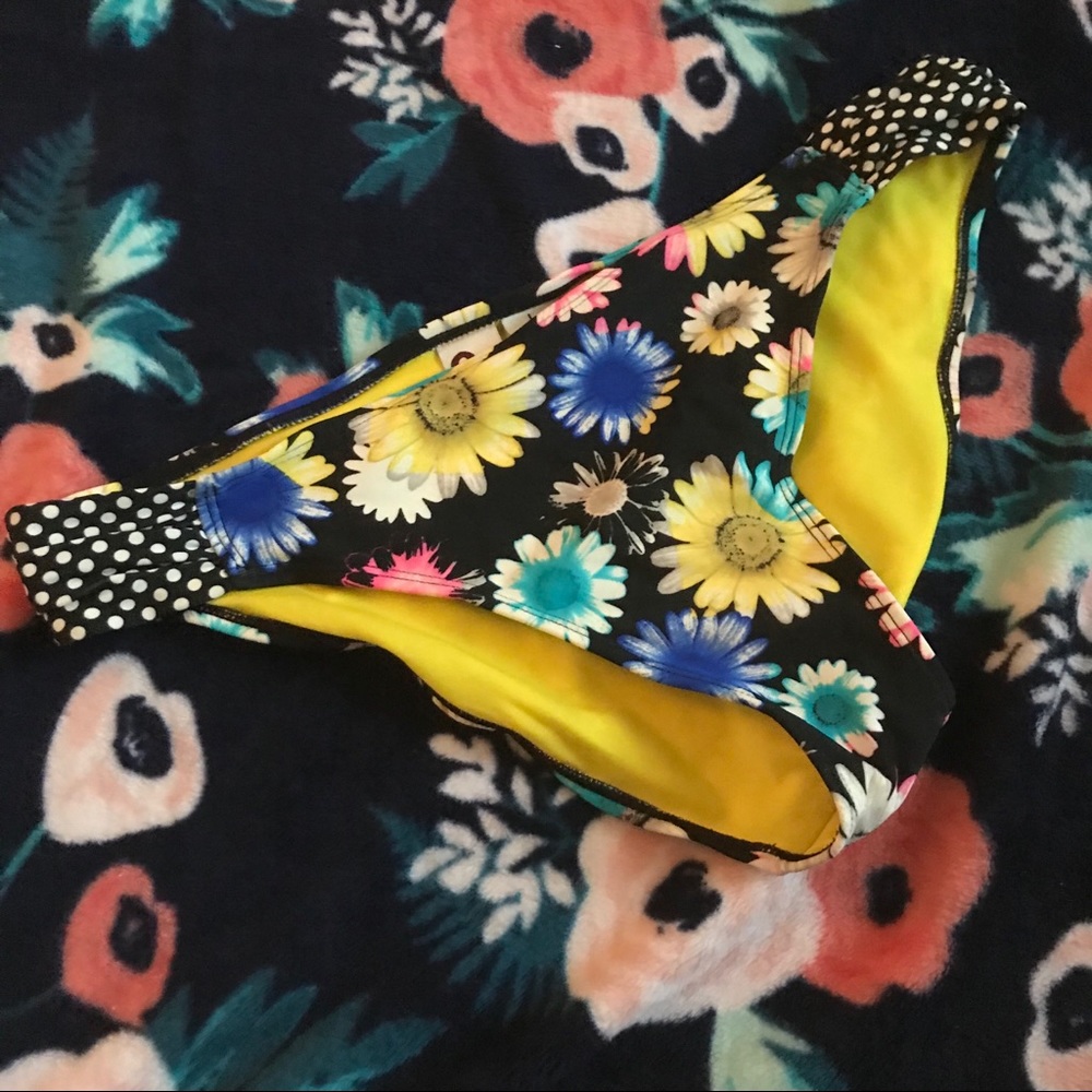 Bikini Set - Picture 2 of 5
